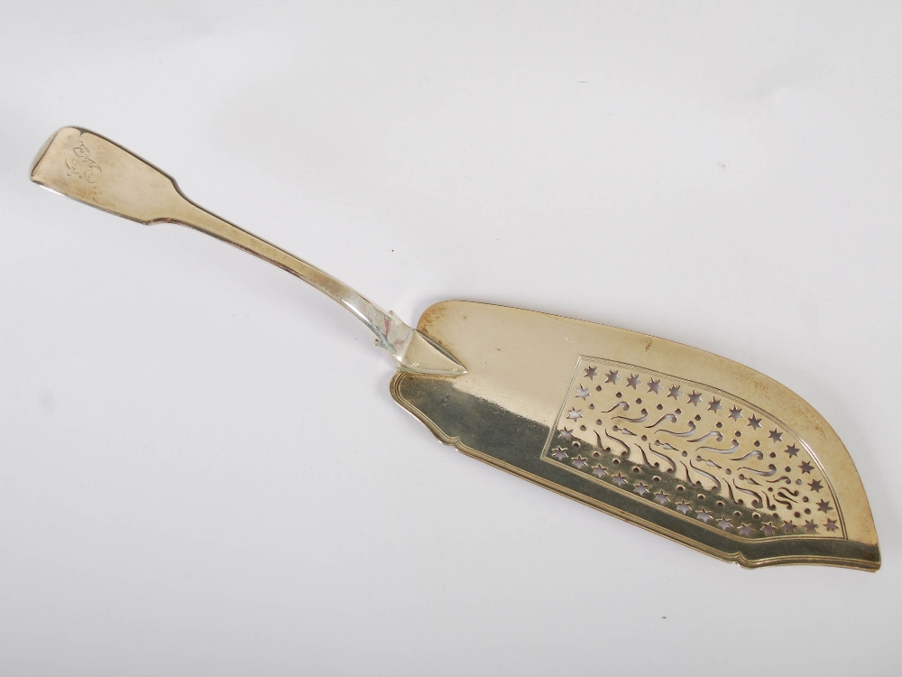 A George III silver fish slice, London, 1817, makers mark WK, Fiddle pattern with pierced blade, 3.4