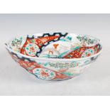 A Japanese Imari bowl, late 19th/early 20th century, the rim of serrated leaf form, decorated with