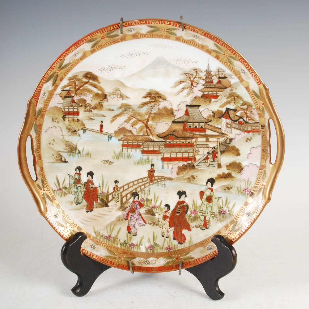 A pair of Japanese Kutani twin handled cabinet plates, decorated with figures and pavilions in a - Image 4 of 5