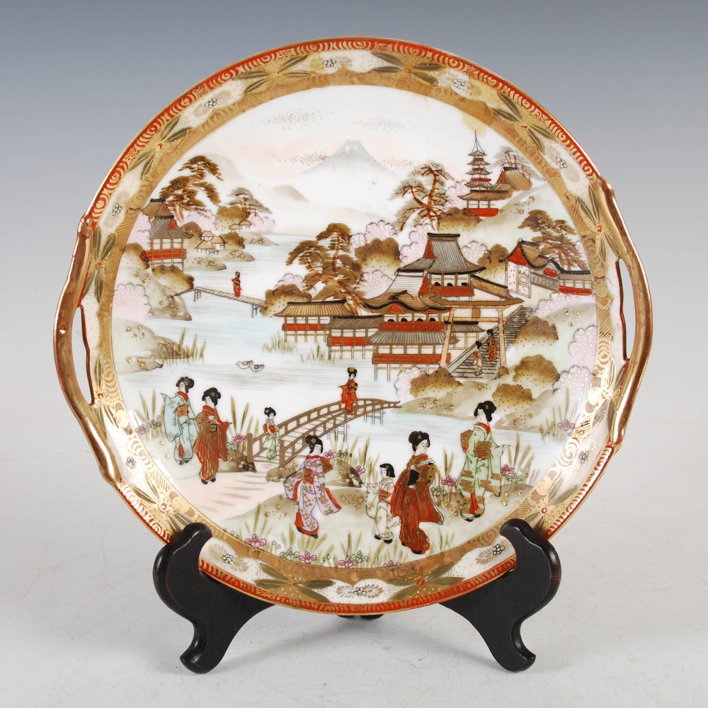A pair of Japanese Kutani twin handled cabinet plates, decorated with figures and pavilions in a - Image 2 of 5