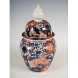 A Japanese Imari porcelain jar and cover, late 19th/early 20th century, decorated with flowers and