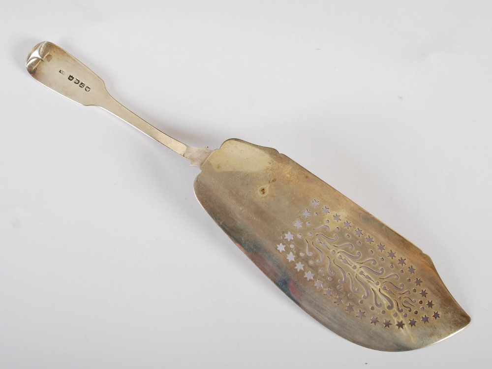 A George III silver fish slice, London, 1817, makers mark WK, Fiddle pattern with pierced blade, 3.4 - Image 2 of 4