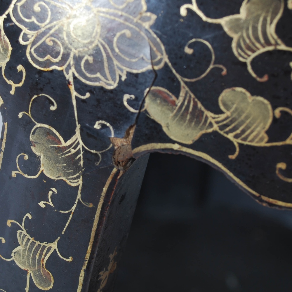 A Chinese lacquered drum shaped stool, Qing Dynasty, decorated with a circular panel of figures - Image 5 of 5