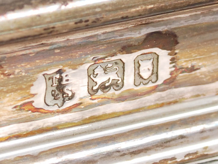 A George V silver ink stand, London, 1922, makers mark of T.B. & S. for Thomas Bradbury & Sons, of - Image 3 of 10