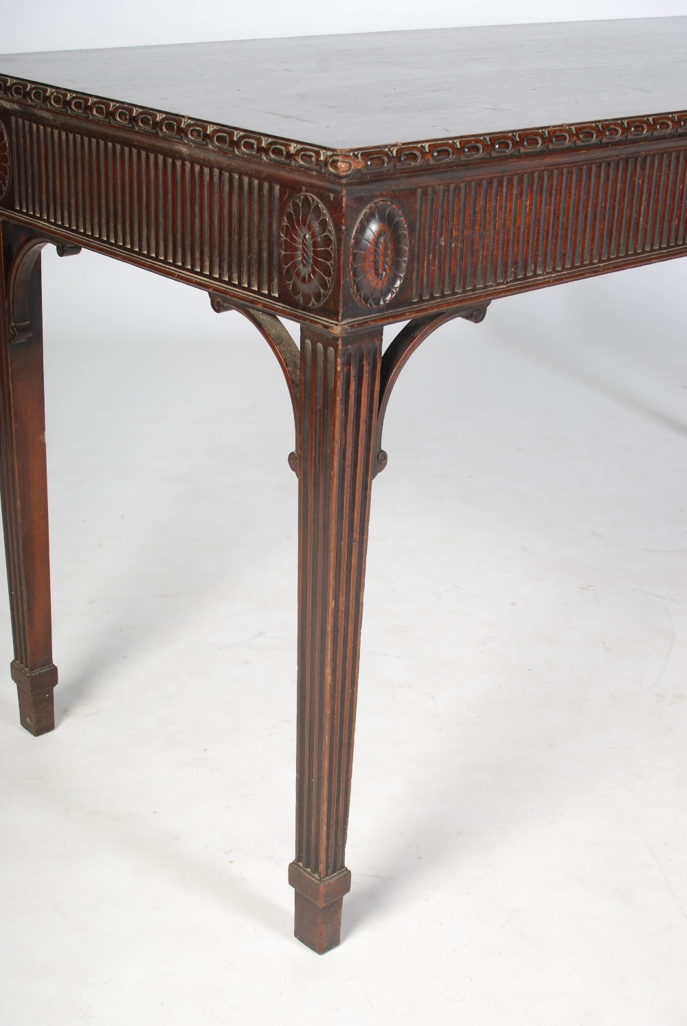 An early 20th century George III style mahogany serving table, the rectangular top with an oval - Image 3 of 7