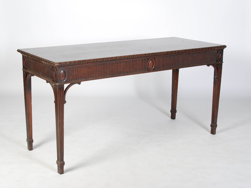An early 20th century George III style mahogany serving table, the rectangular top with an oval - Image 2 of 7