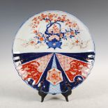 A Japanese Imari charger, late 19th/early 20th century, decorated with a tripod urn issuing