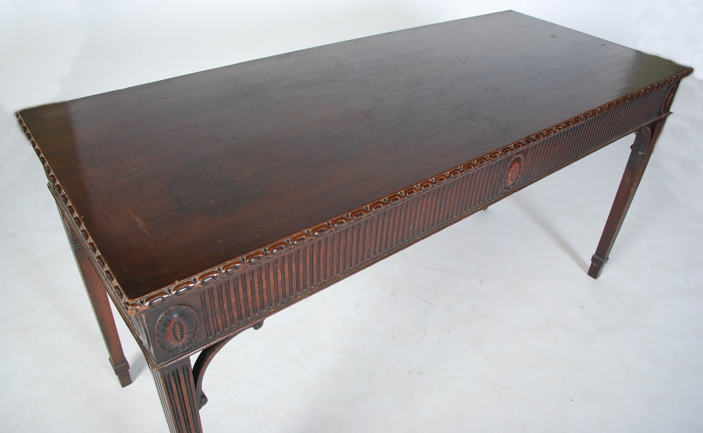 An early 20th century George III style mahogany serving table, the rectangular top with an oval - Image 7 of 7