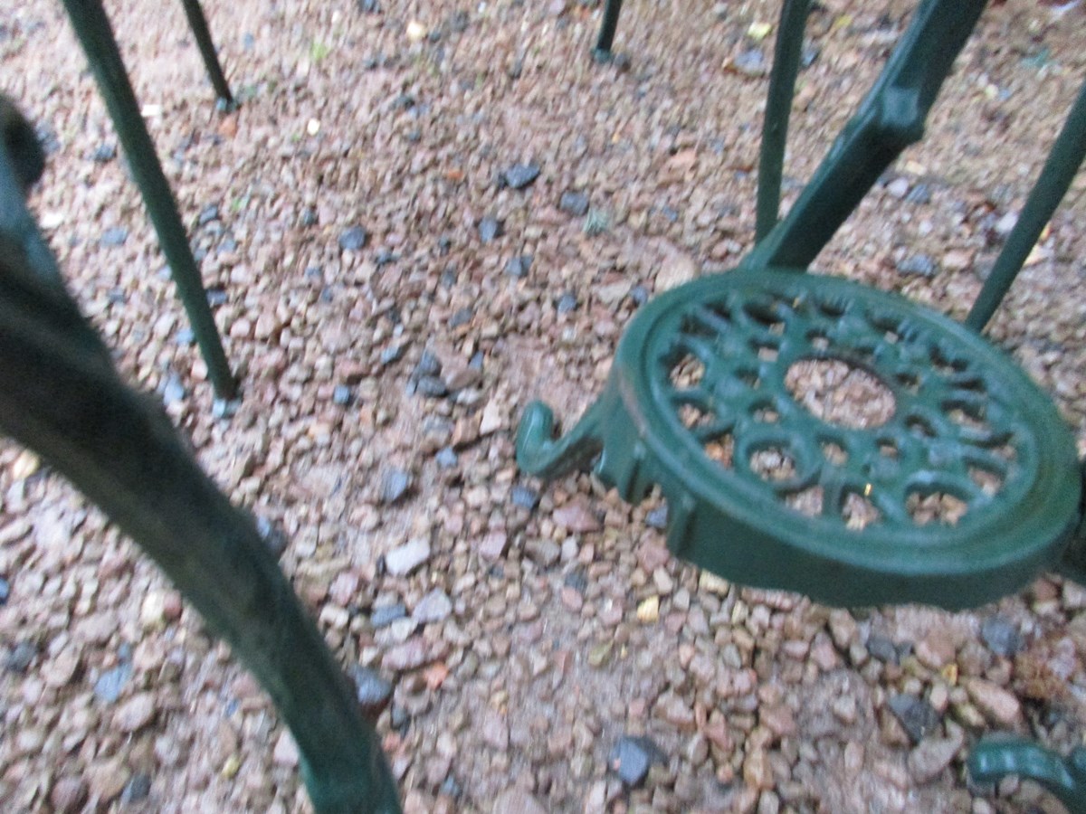 Heavy cast iron garden set - Table A/F - Image 2 of 2