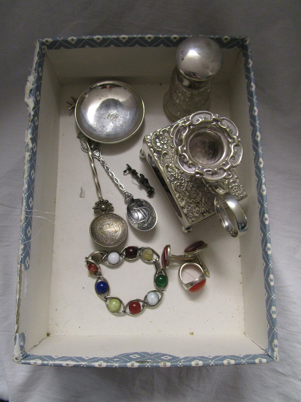 Tray of collectables to include silver