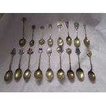 17 silver souvenir teaspoons - Approx 208g