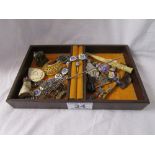 Small tray of jewellery & collectables