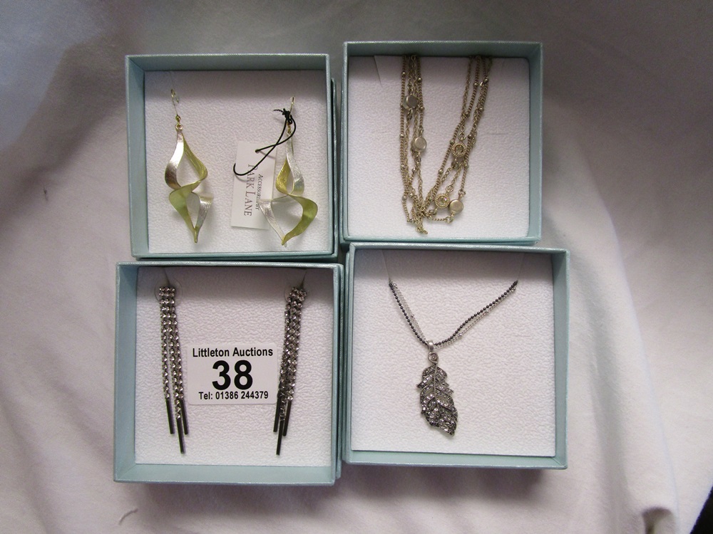 4 pieces of decorative boxed costume jewellery