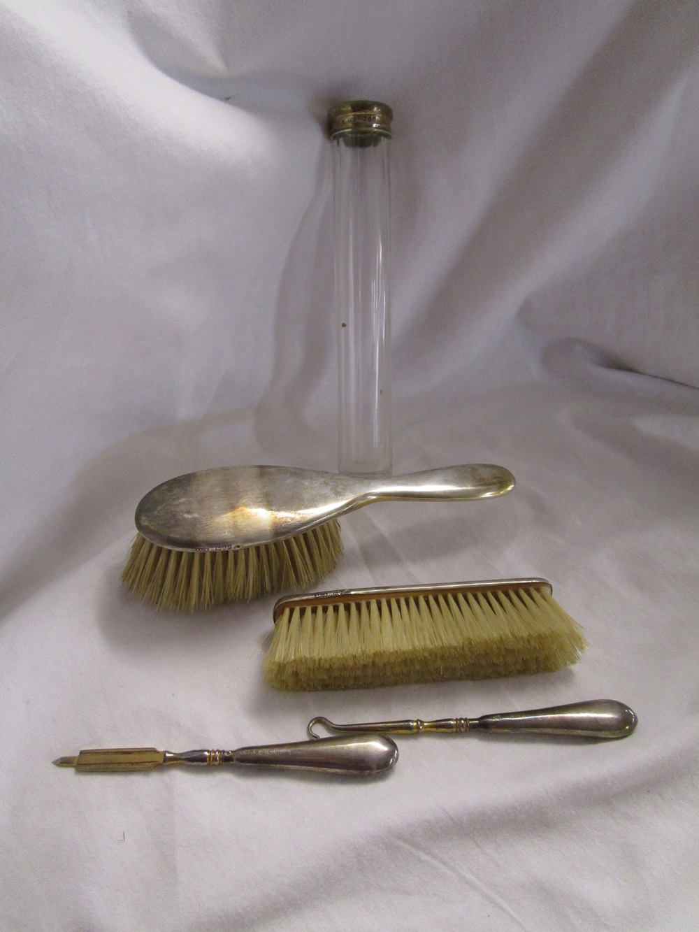 2 silver brushes, silver topped scent bottle & 2 button hooks