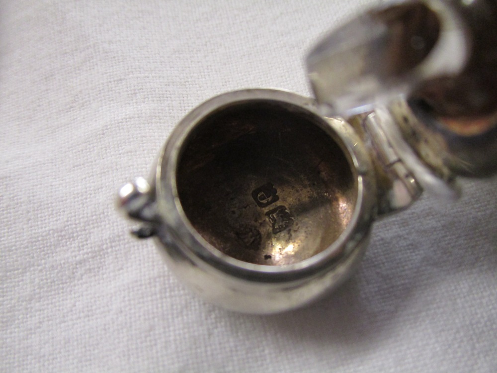 Decorative silver hallmarked heart shaped perfume flask - Image 2 of 3