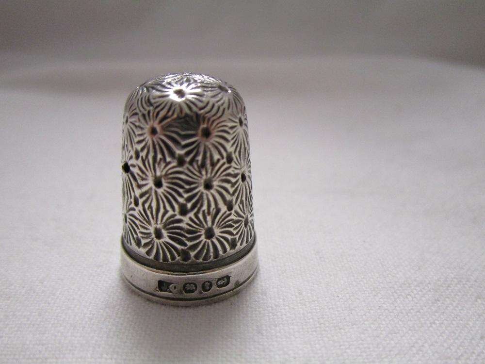 Hallmarked silver mirror, pill box & thimble - Image 2 of 4