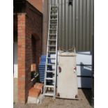 Aluminium extending ladder