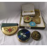 Tray of vintage compacts etc