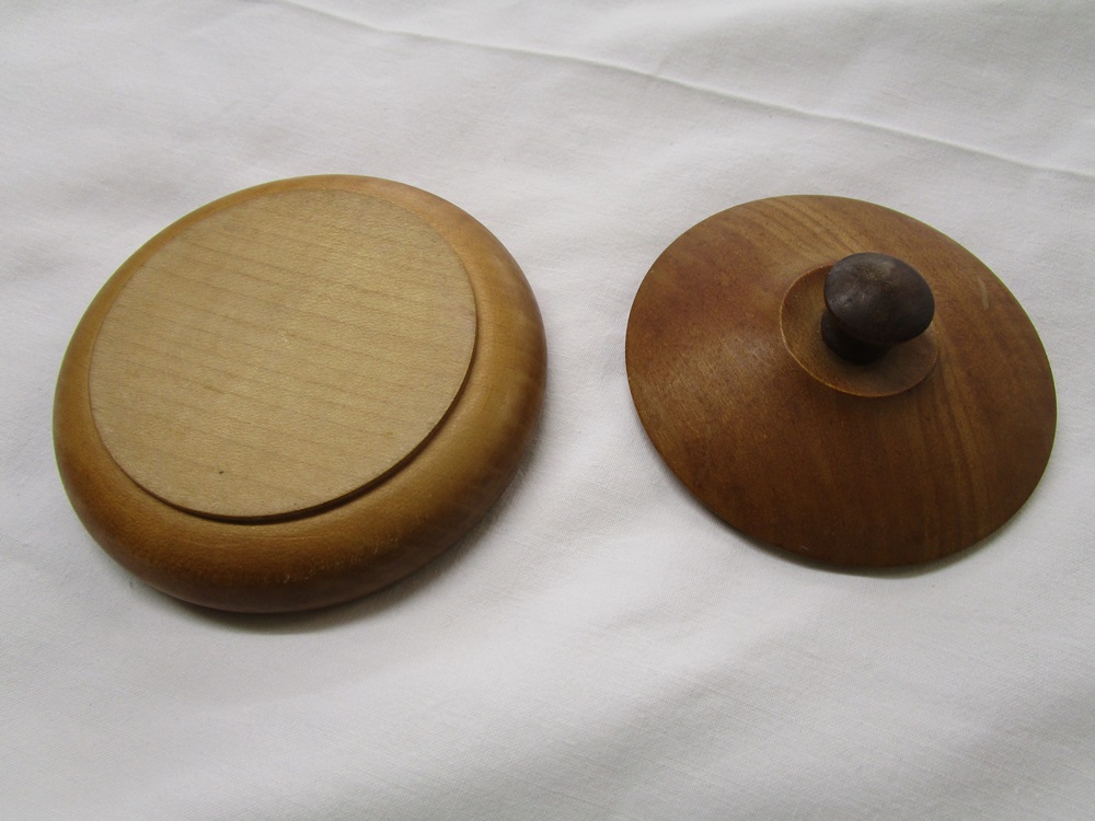 Small treen pin dish with cover by Gordon Russell (Made by Mr Ronald Pepper) - Image 2 of 6