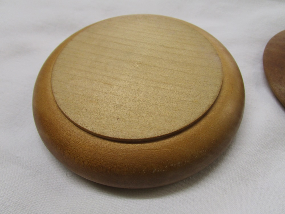 Small treen pin dish with cover by Gordon Russell (Made by Mr Ronald Pepper) - Image 4 of 6