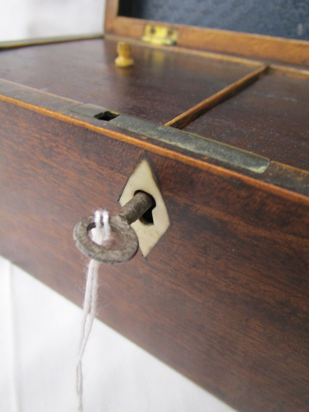 Victorian mahogany tea caddy - Image 4 of 4