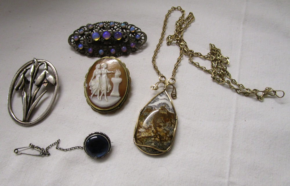 Jewellery to include cameo brooch, moss agate pendant etc