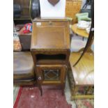 Small oak Deco Bureau