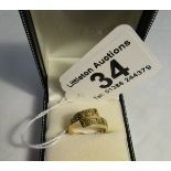 14ct gold Greek style pierced ring (approx 2.8g)