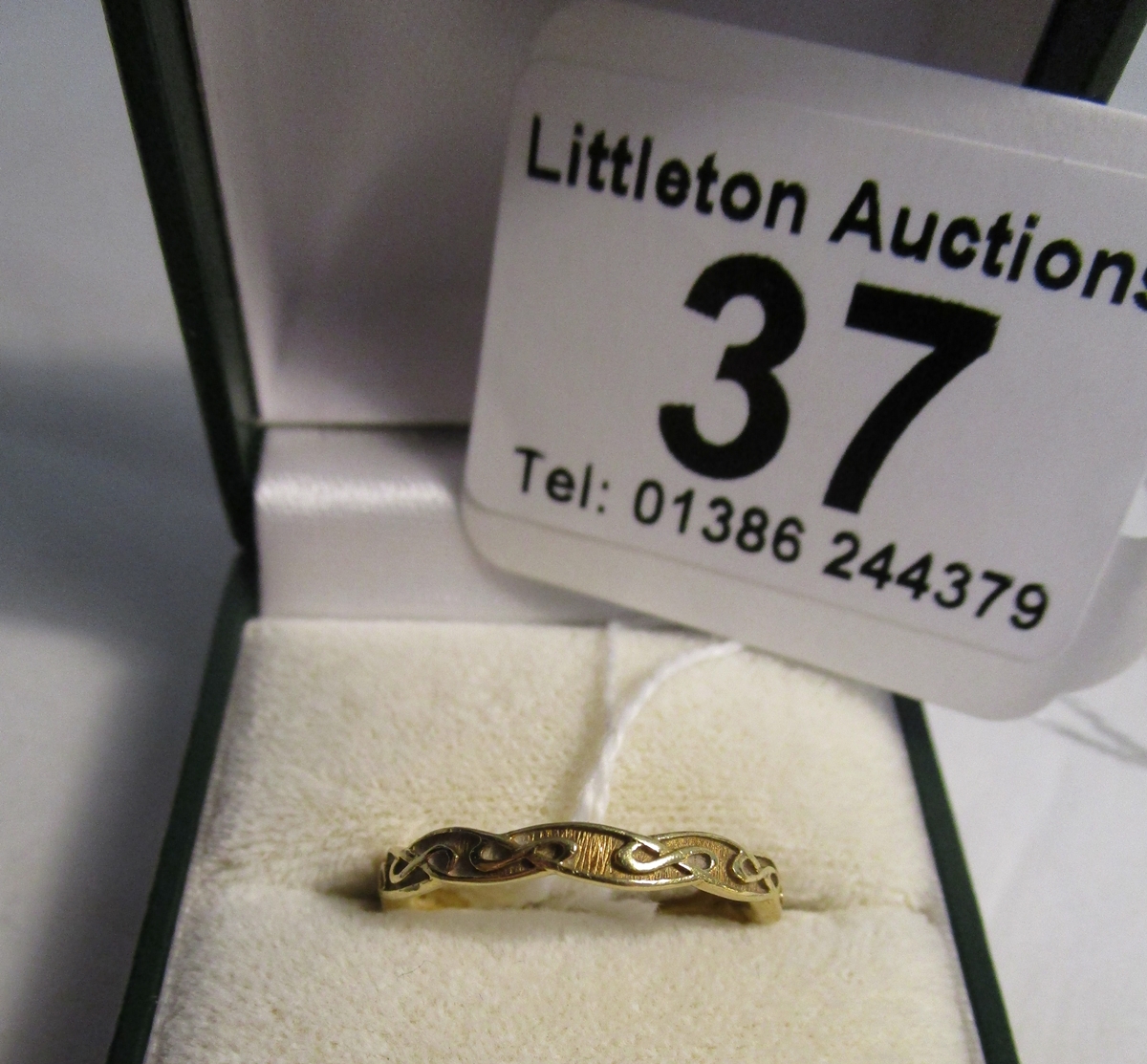Celtic 18ct gold band ring - Made in Edinburgh (approx 4.4g)