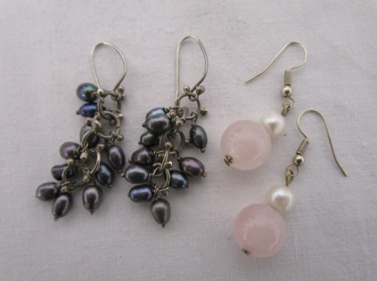 2 pairs of pearl earrings - 1 black pearl & 1 pearl with rose quartz