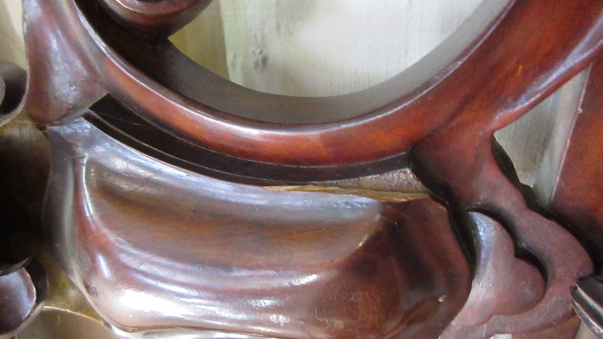 A Victorian mahogany mirror backed sideboard with shield crest to top of mirror frame and fluted - Image 3 of 5