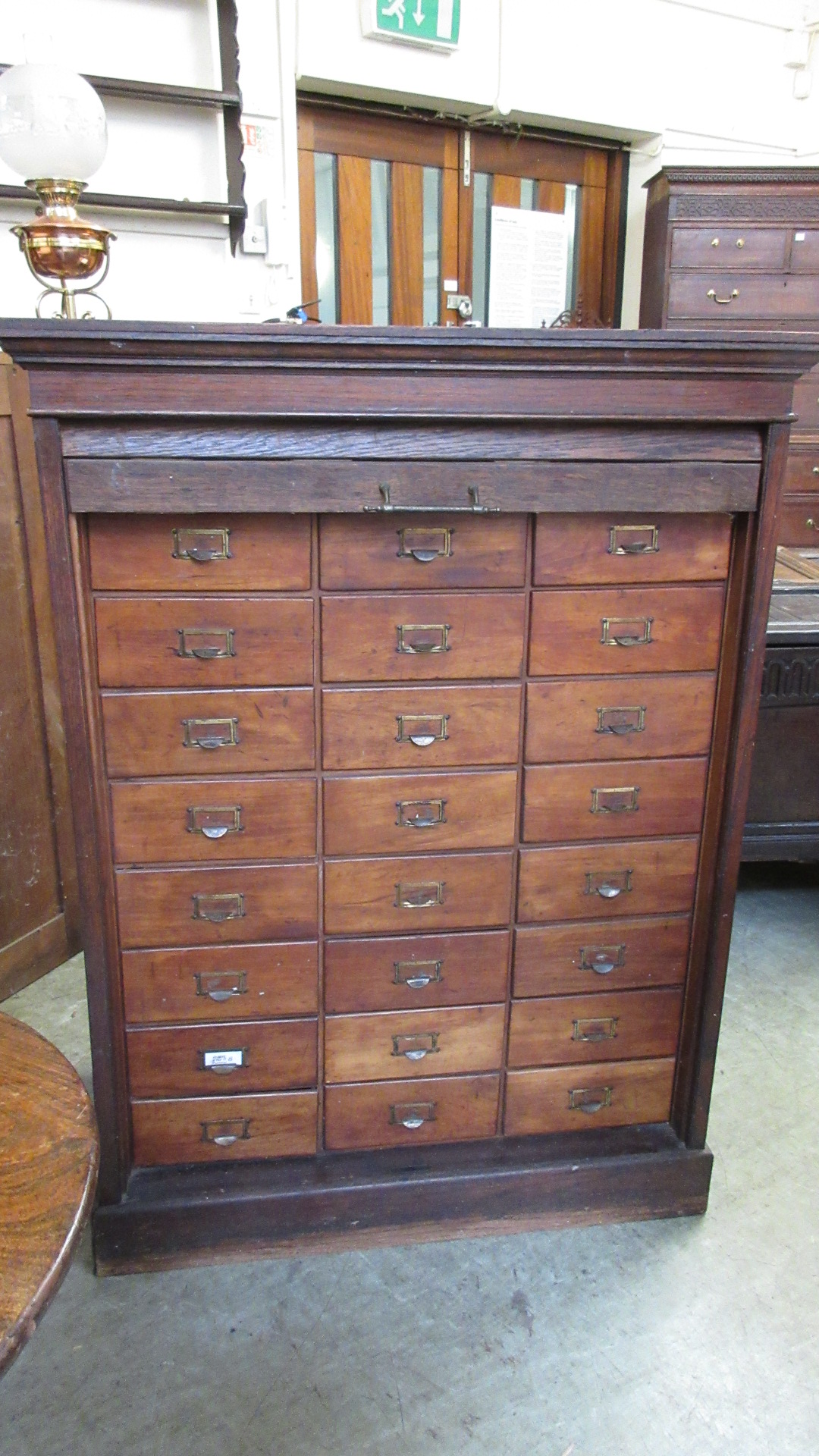 An Edwardian oak tambour fronted bank of twenty four drawers on plinth base. h. 116 cm, w. 86 cm, d. - Image 7 of 8