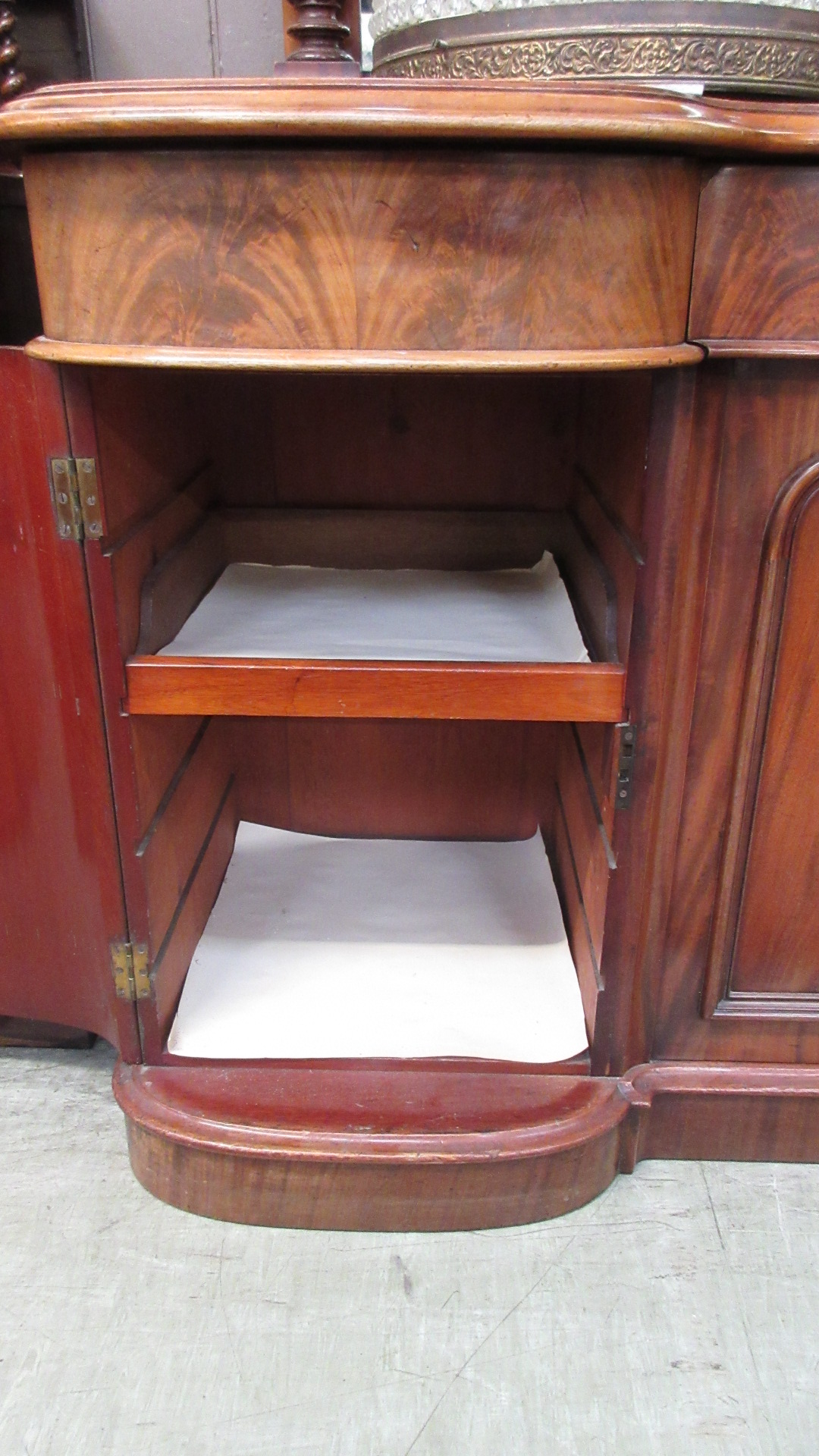 A Victorian mahogany mirror backed sideboard with shield crest to top of mirror frame and fluted - Image 4 of 5