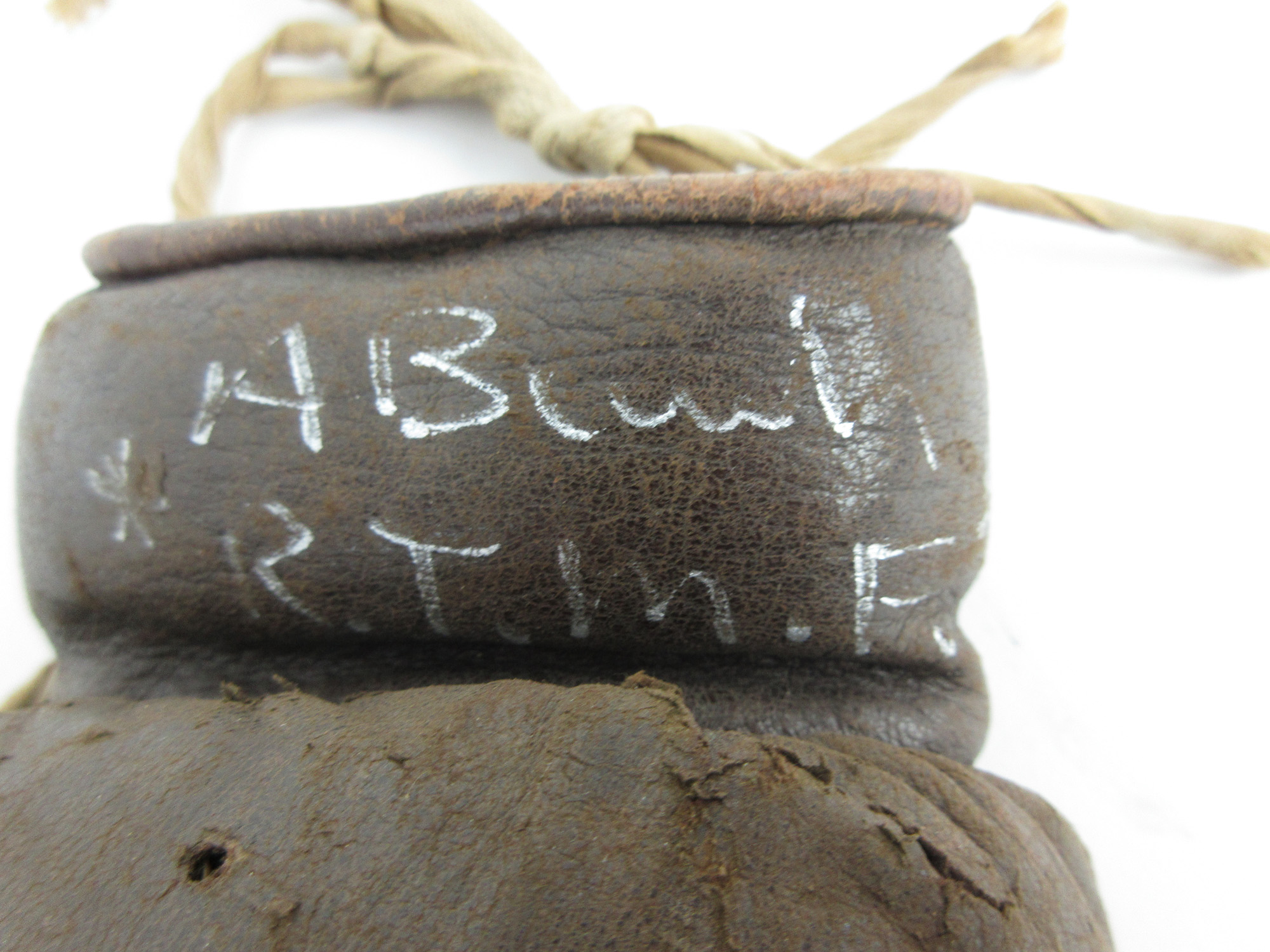 Boxing Interest: A pair of mid 20th century Spalding leather boxing gloves used by Randolph Turpin - Image 5 of 5