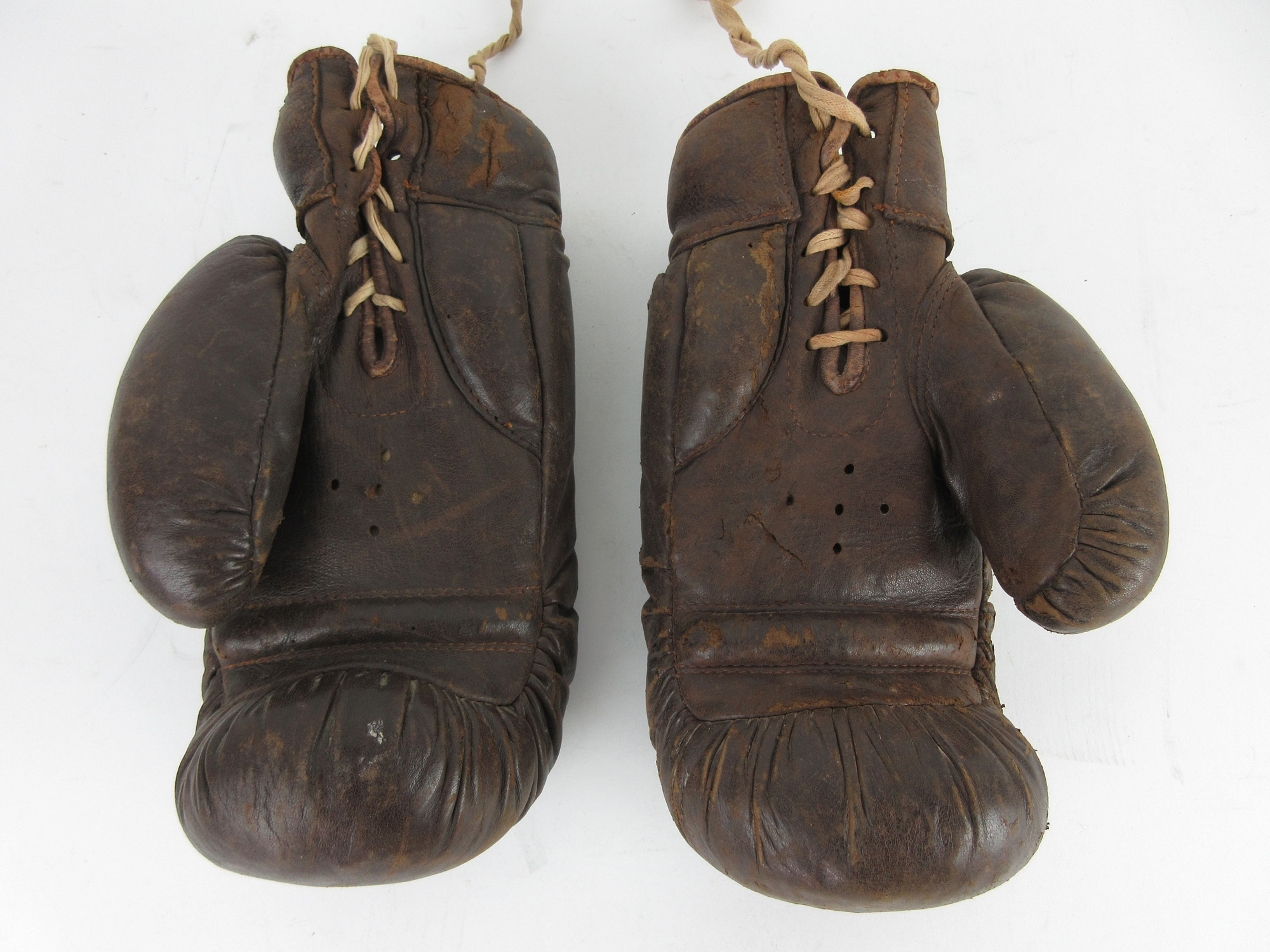 Boxing Interest: A pair of mid 20th century Spalding leather boxing gloves used by Randolph Turpin - Image 3 of 5