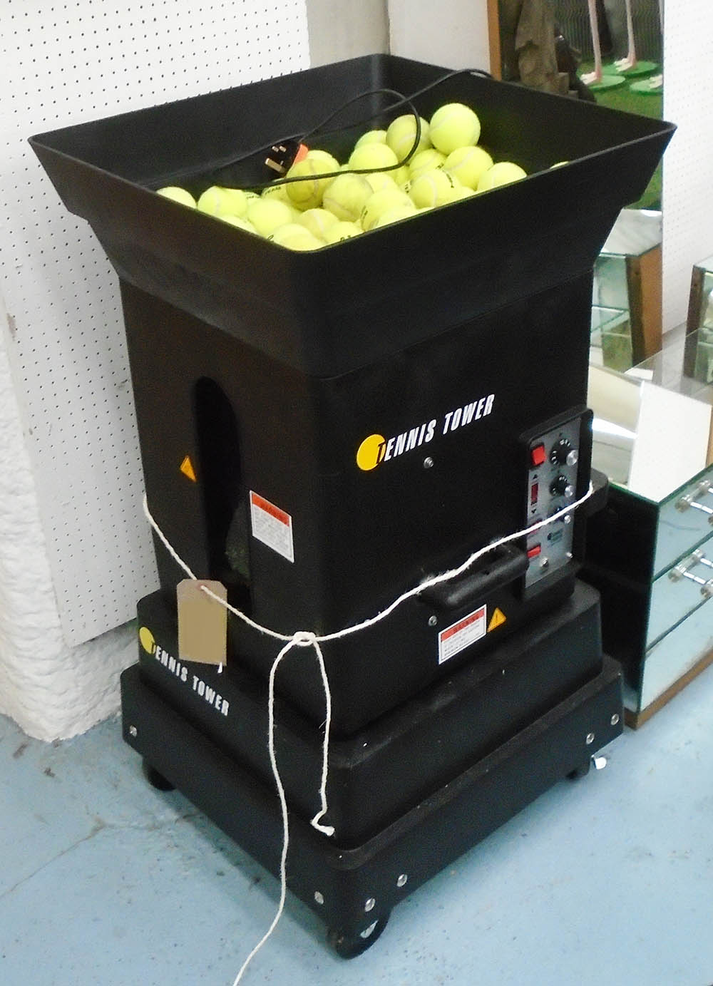 TENNIS TOWER BALL MACHINE, with a quantity of balls, 106cm x 53cm x 53cm.