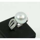 PEARL RING, 18k white gold stamped 750, the shoulders set diamonds.