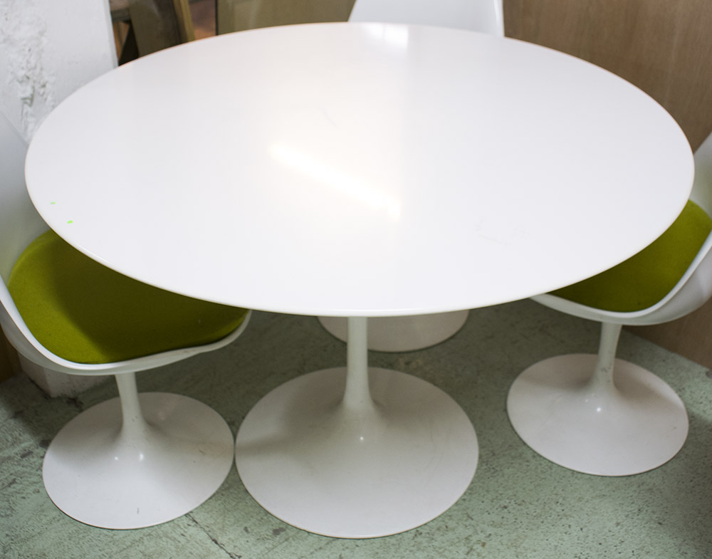 TULIP TABLE, circular in white with detachable metal central support, 106cm diam.