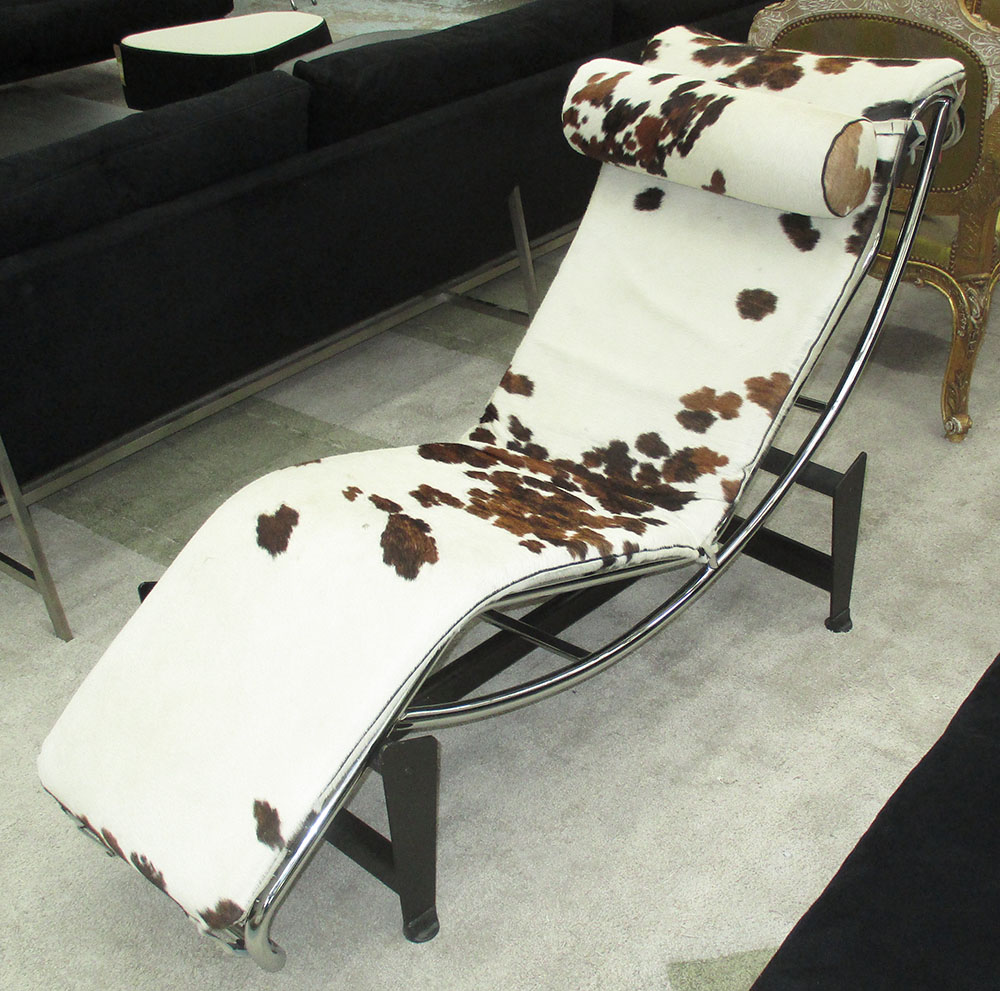 LE CORBUSIER STYLE LOUNGER, in cowhide on chromed metal support with black metal base, 170cm L.