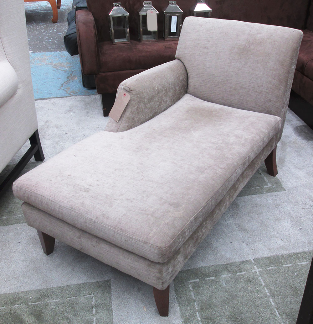 CHAISE LONGUE, beige fabric on square supports, 134cm L.