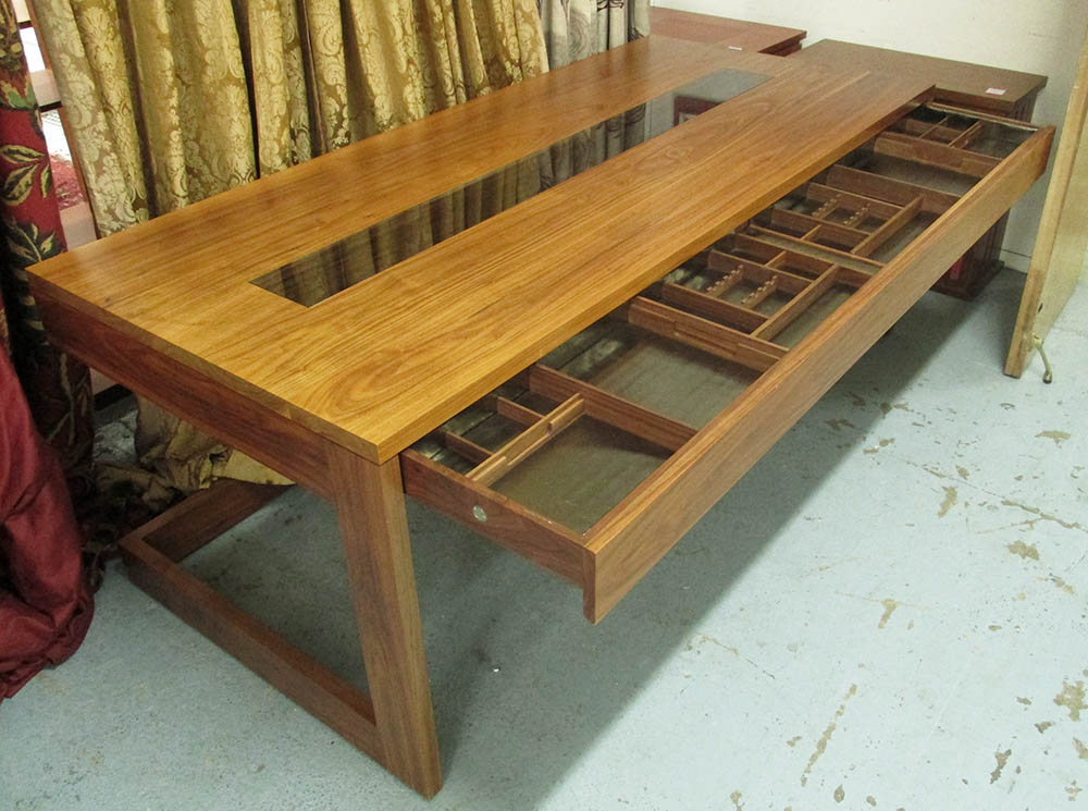 DESK, Tree Couture limited edition (25), 'Splendid Squire', American black walnut, - Image 2 of 6