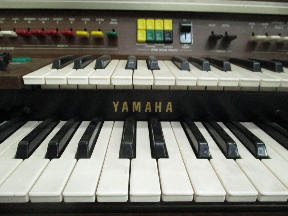 YAMAHA ELECTONE ELECTRONIC ORGAN, with tambour front plus matching stool, 114cm L. - Image 2 of 4