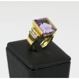 AMETHYST RING, 18k yellow gold, the shoulders set eight diamonds.