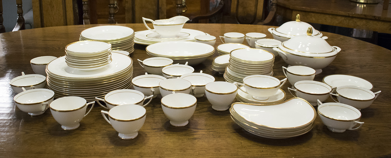 DINNER SERVICE, Minton Golden Heritage English fine bone China, twelve place,