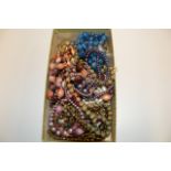 SMALL BOX CONTAINING VARIOUS COSTUME JEWELLERY, BEADS, BROOCHES, ETC