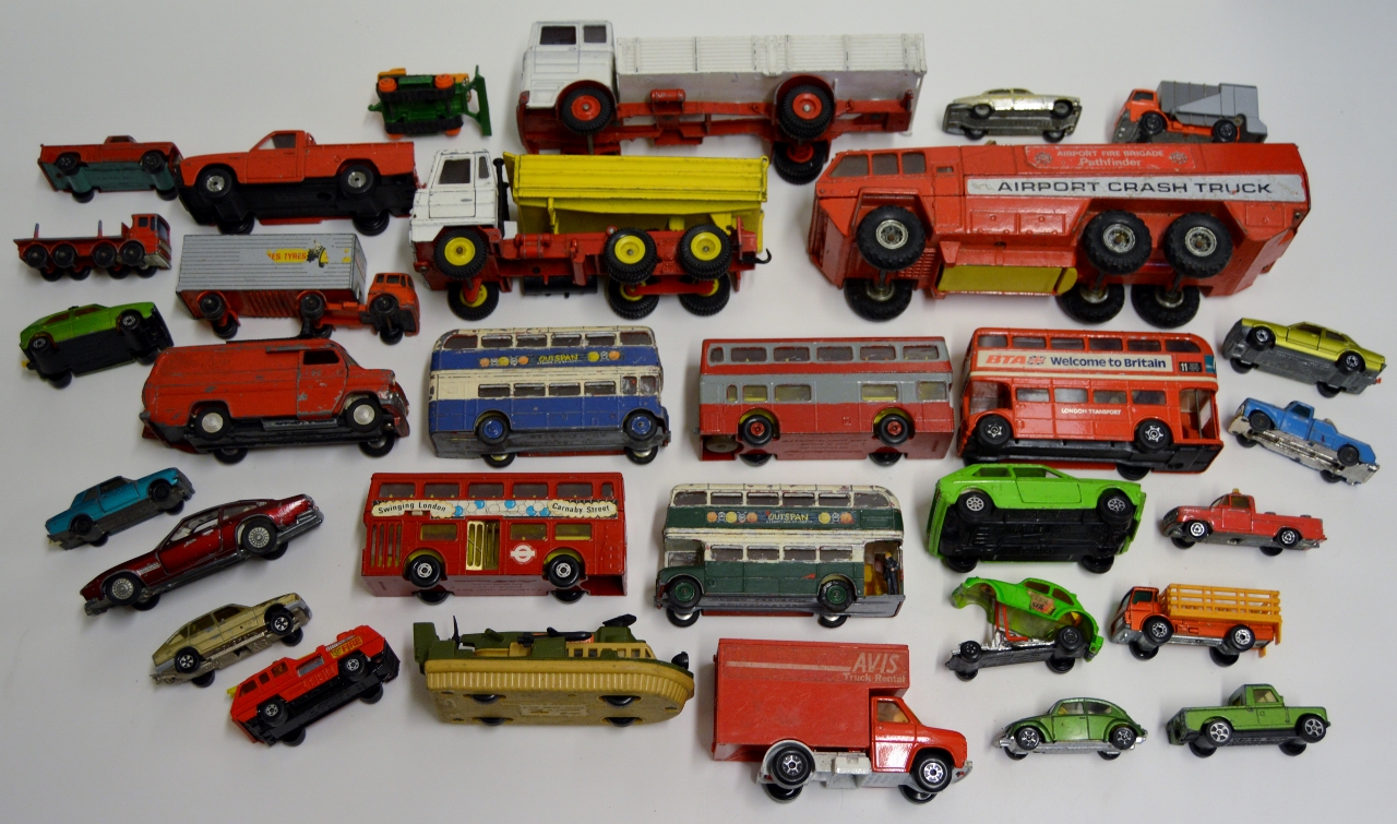 COLLECTION OF VARIOUS VINTAGE DYE CAST MODEL VEHICLES, DINKY ETC