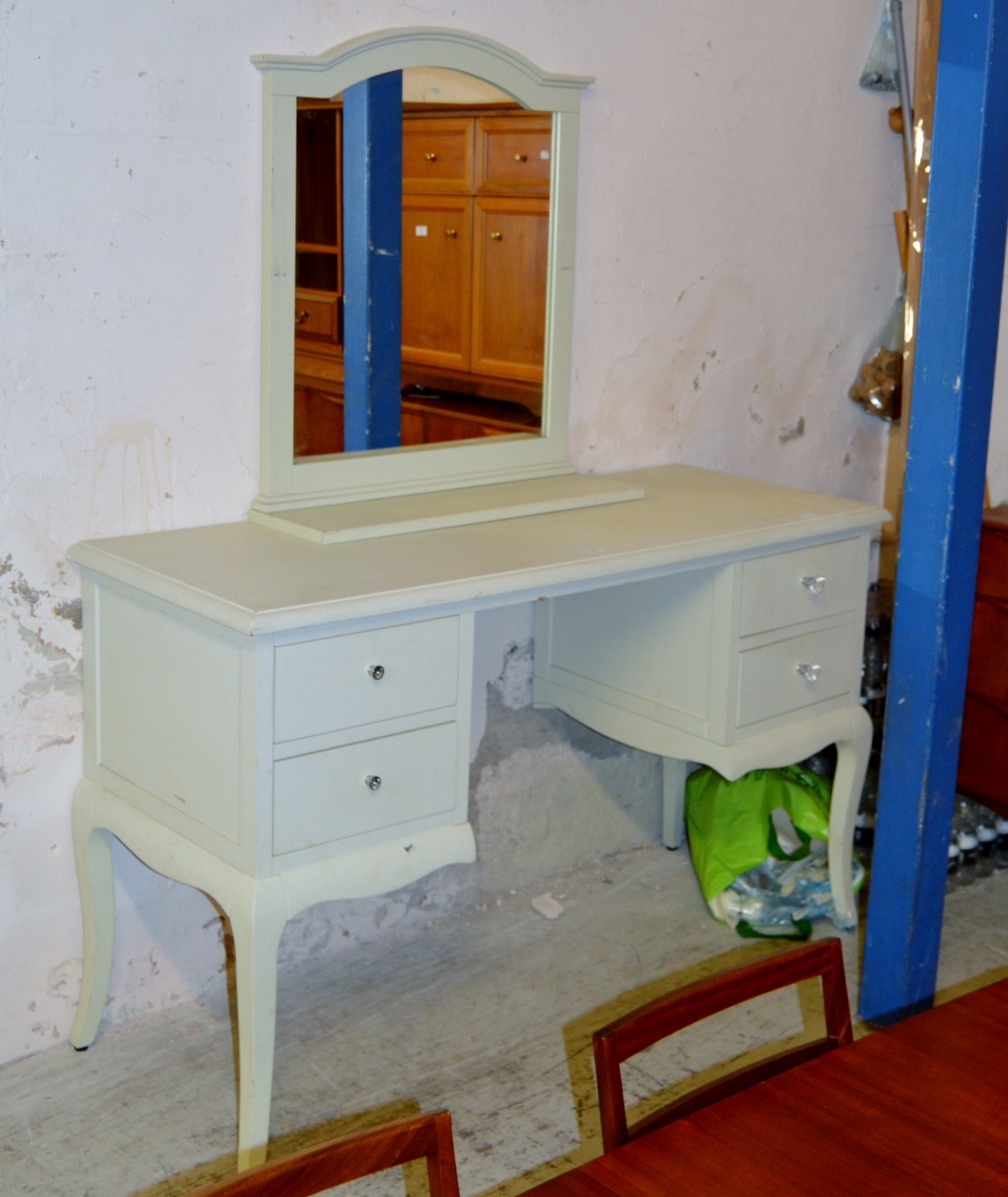 MODERN DRESSING TABLE WITH MIRROR