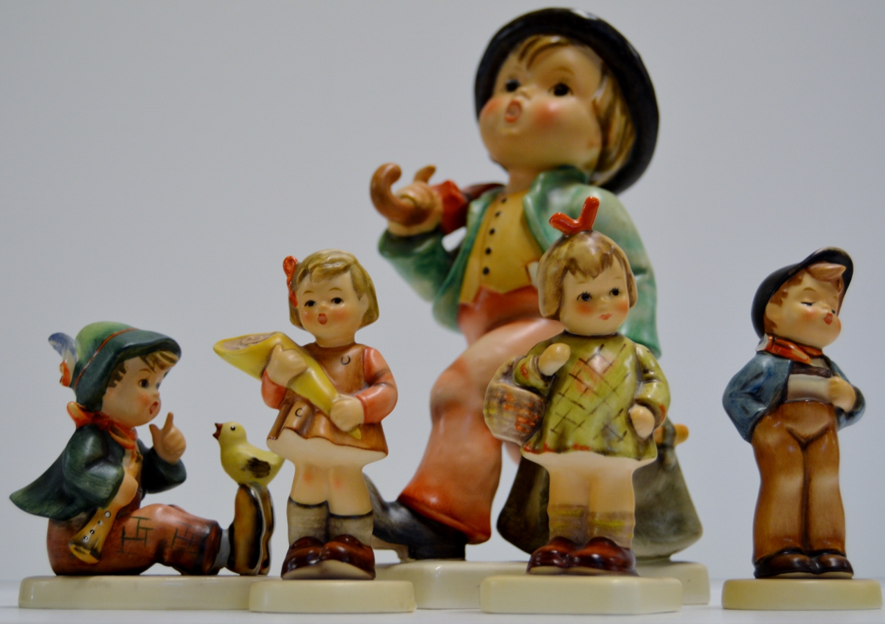 LARGE HUMMEL FIGURINE & 4 OTHER HUMMEL FIGURINE ORNAMENTS