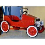 NOVELTY GREAT GIZMOS VINTAGE STYLE RIDE ON CAR IN RED (AS NEW)