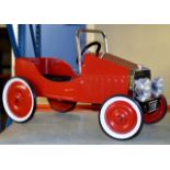 NOVELTY GREAT GIZMOS VINTAGE STYLE RIDE ON CAR IN RED (AS NEW)